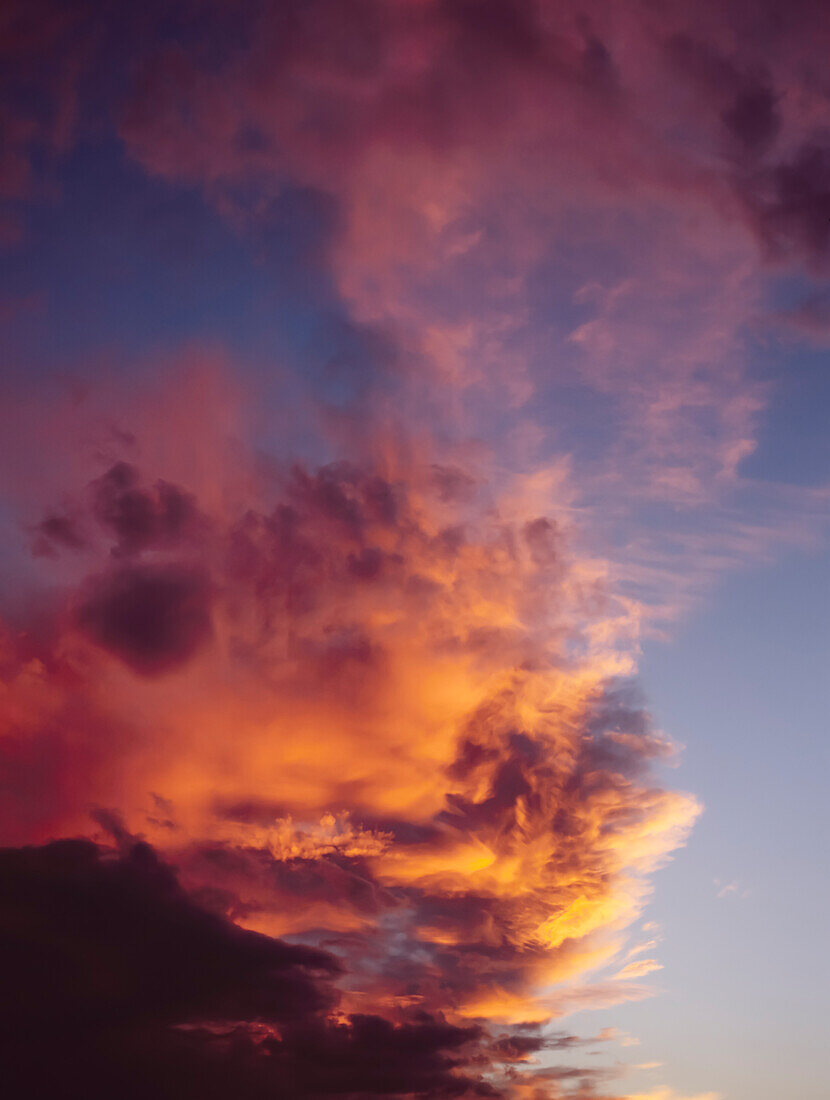 Dramatische orange und violette Wolken am Himmel, wenn die Sonne untergeht