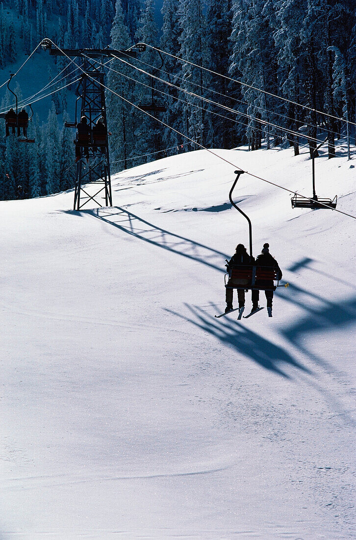 Silhouette der Skifahrer in einem Skilift, Taos Ski Valley, Taos, New Mexico, USA