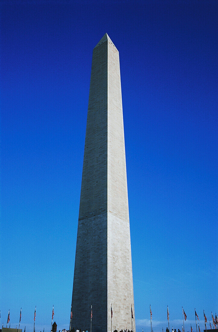 Niedrigen Winkel Blick auf ein Denkmal, Washington Monument, Washington DC, USA