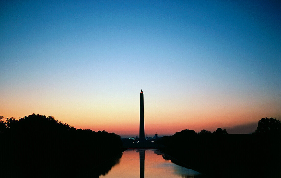 Reflexion eines Denkmals auf dem Wasser, Washington Monument, Washington DC, USA
