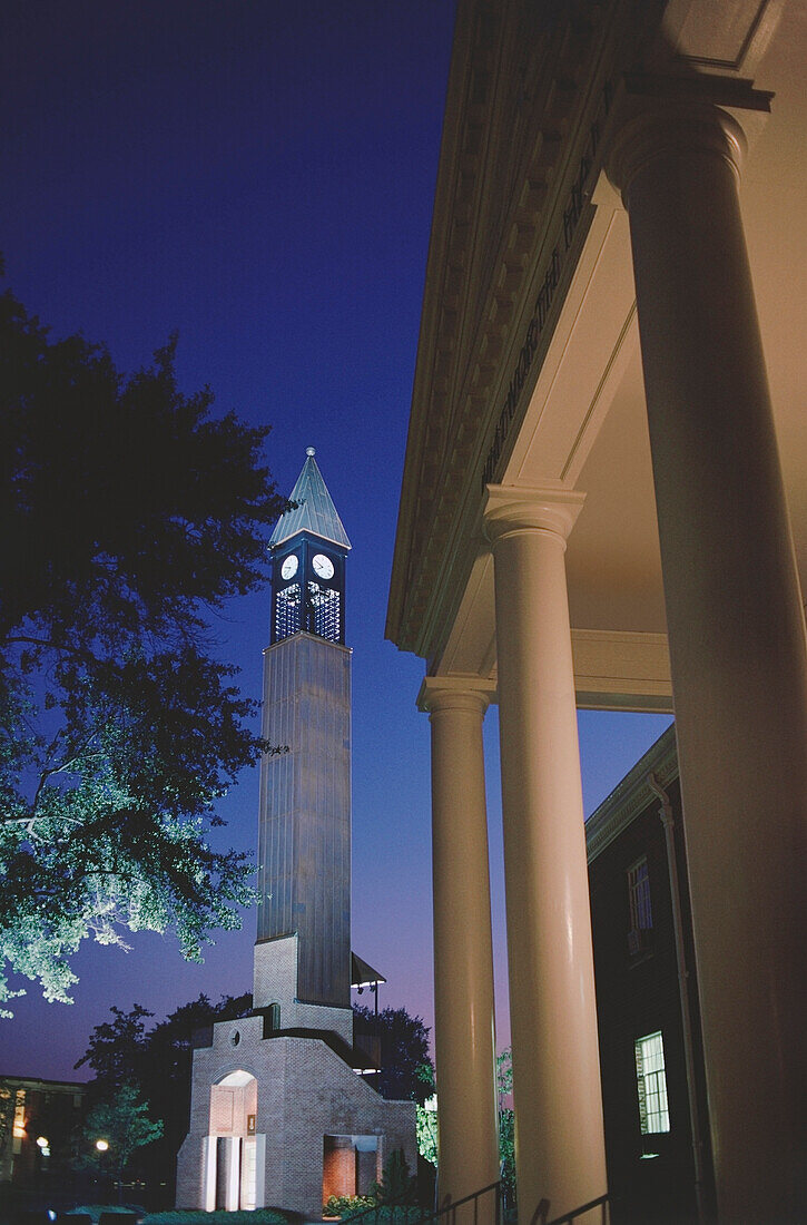 Niedrigen Winkel Blick auf einen Turm, Millsaps Founders' Tower, Millsaps College, Jackson, Hinds County, Mississippi, USA