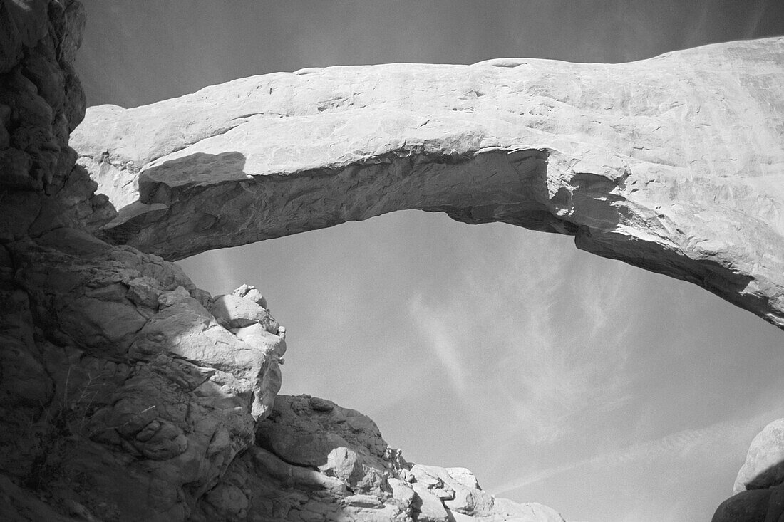 Untersicht von Felsformationen, Arches National Park, Utah, USA