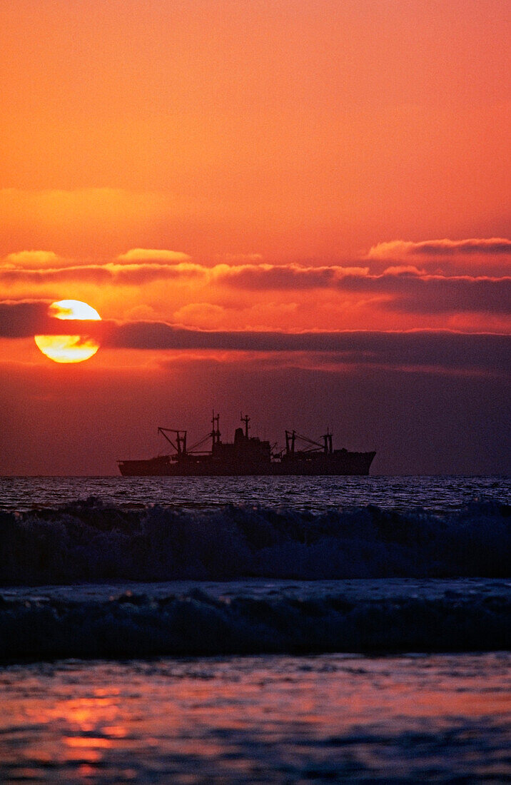 Schiff im Ozean in der Abenddämmerung, Kalifornien, USA