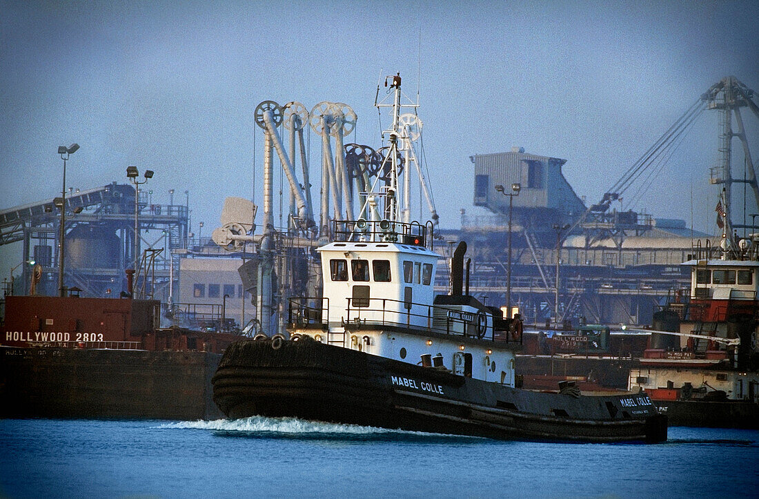 Tugboat leaving dock, Mississippi River, Mississippi, USA