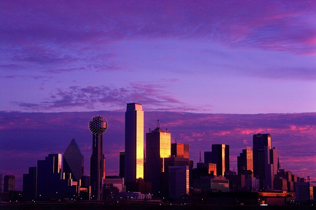 Die Skyline der Innenstadt vor einem lila Himmel bei Sonnenuntergang, Dallas, Texas, USA