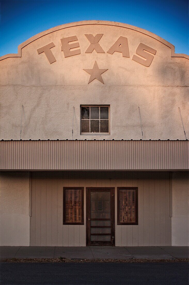 Eingang eines alten westlichen Texas-Gebäudes, Marfa, Texas, USA