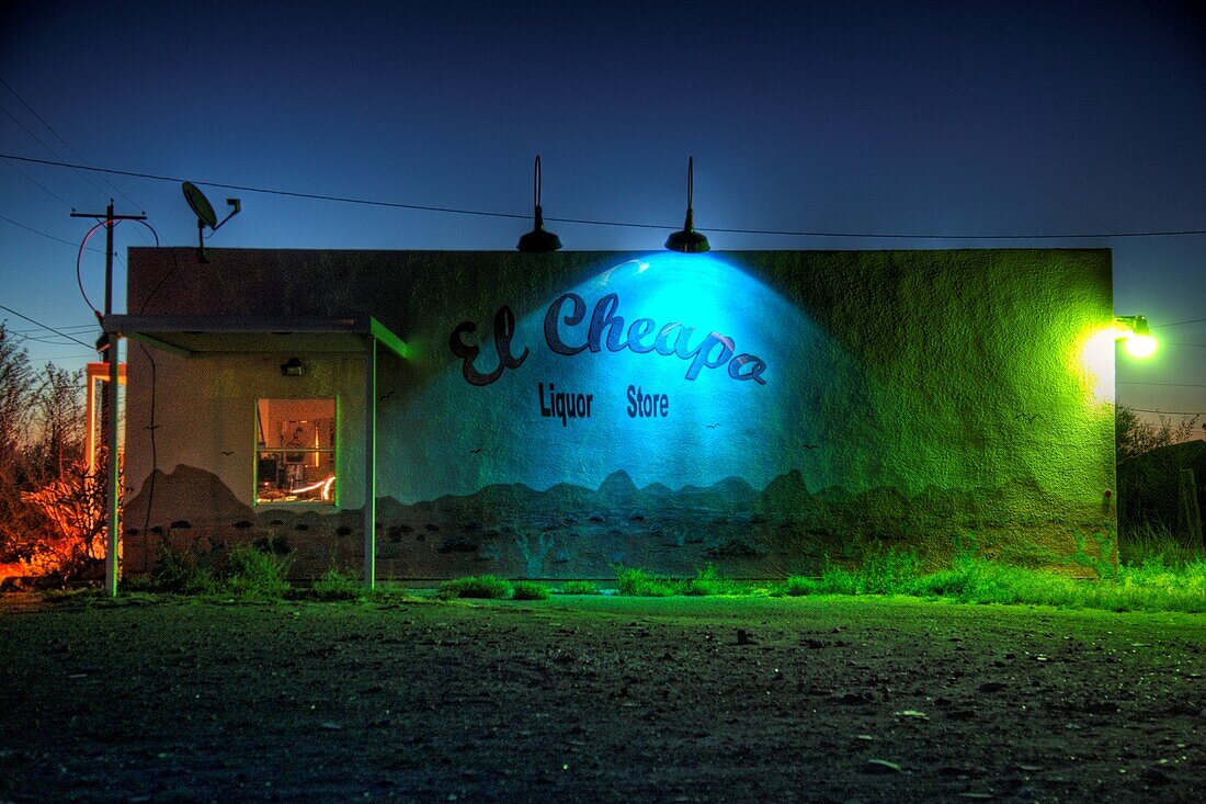 El Cheapo Spirituosengeschäft in der Nacht, Marfa, Texas, USA