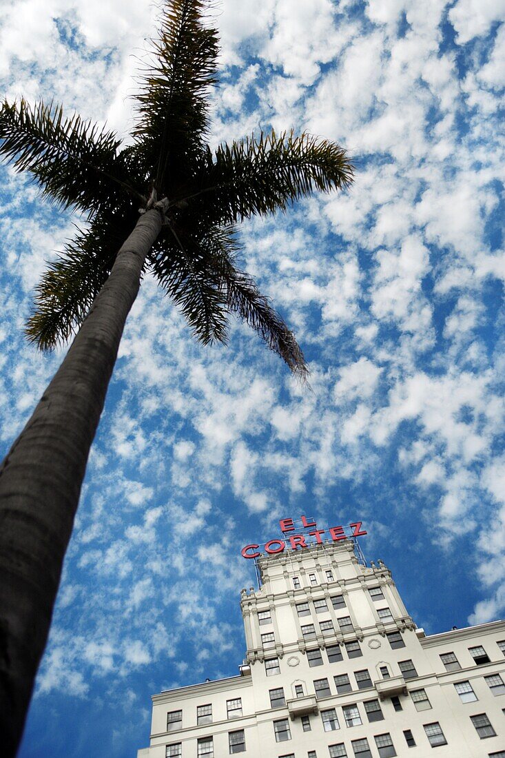 Niedrigen Winkel Ansicht der Palme mit El Cortez Apartment Hotel, San Diego, San Diego County, Kalifornien, USA