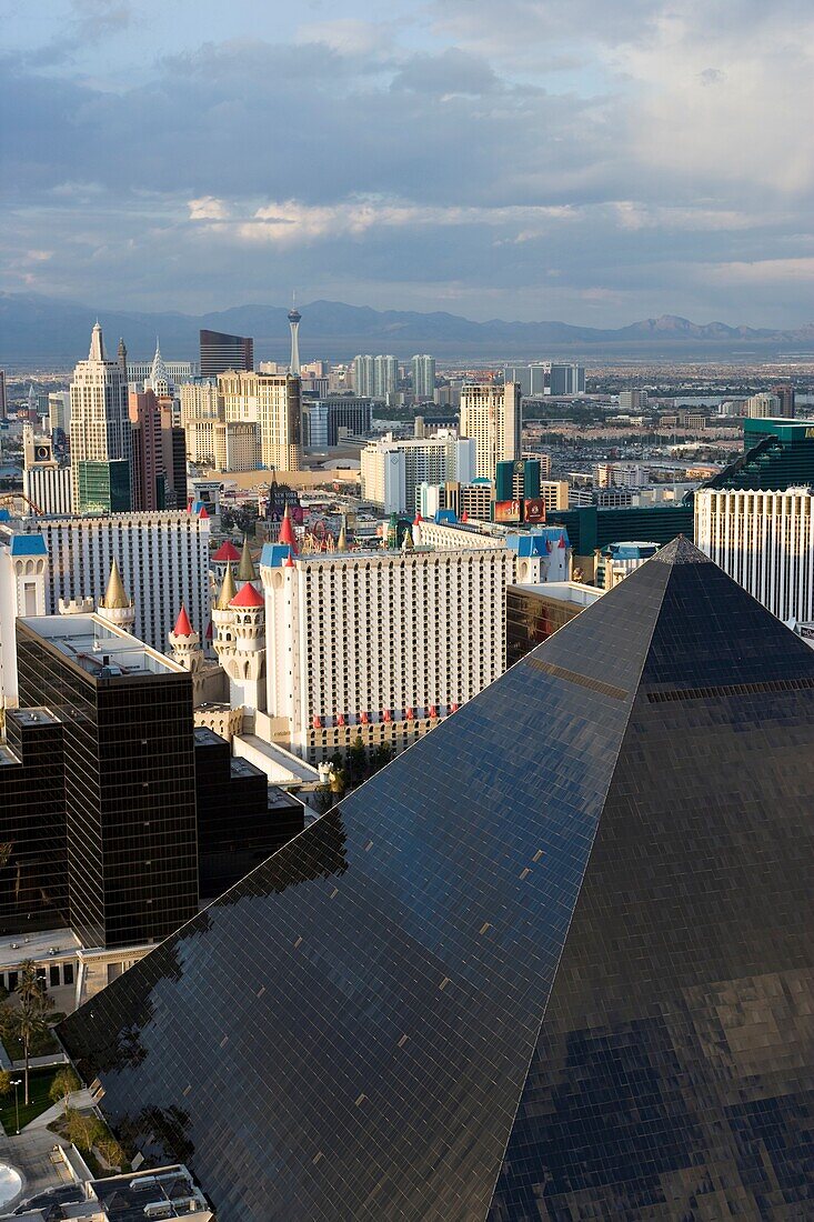 Las Vegas Strip gesehen von der Spitze des Mandalay Bay Resort and Casino, Las Vegas, Clark County, Nevada, USA