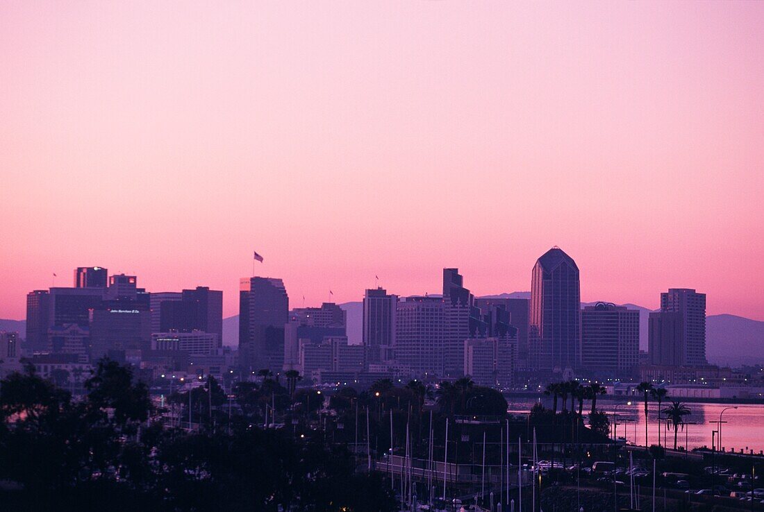 Erhöhte Ansicht einer Stadtlandschaft bei Sonnenuntergang, San Diego, San Diego County, Kalifornien, USA
