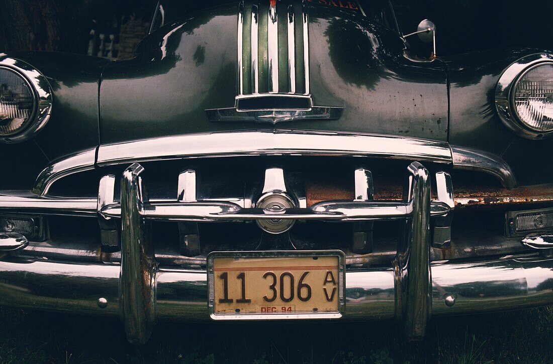 Front-End eines klassischen Pontiac-Autos mit Nummernschildern, Illinois, USA