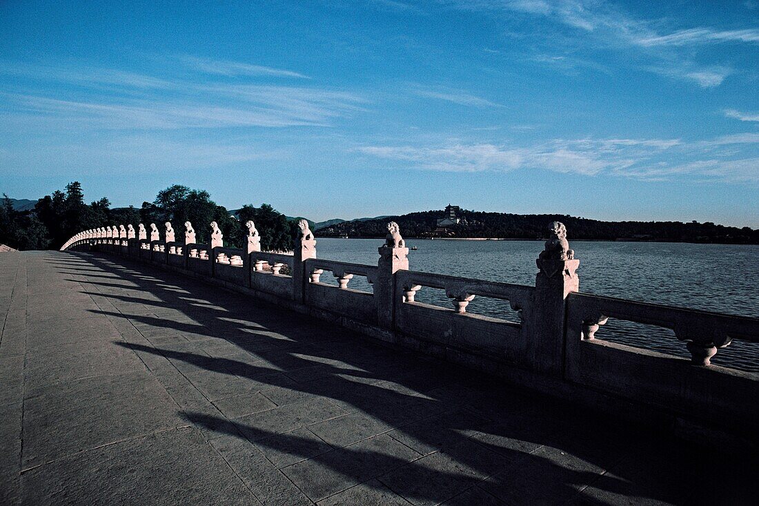 Brücke geschmückt mit Löwenstatuen neben einem Fluss, Sommerpalast, Peking, China
