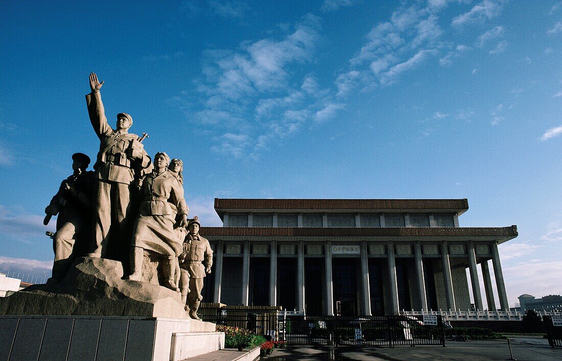 Statuen von Peking-Denkmal für die Helden des Volkes mit dem Vorsitzenden Mao Zedong Memorial Hall im Hintergrund, Platz des Himmlischen Friedens, Peking, China