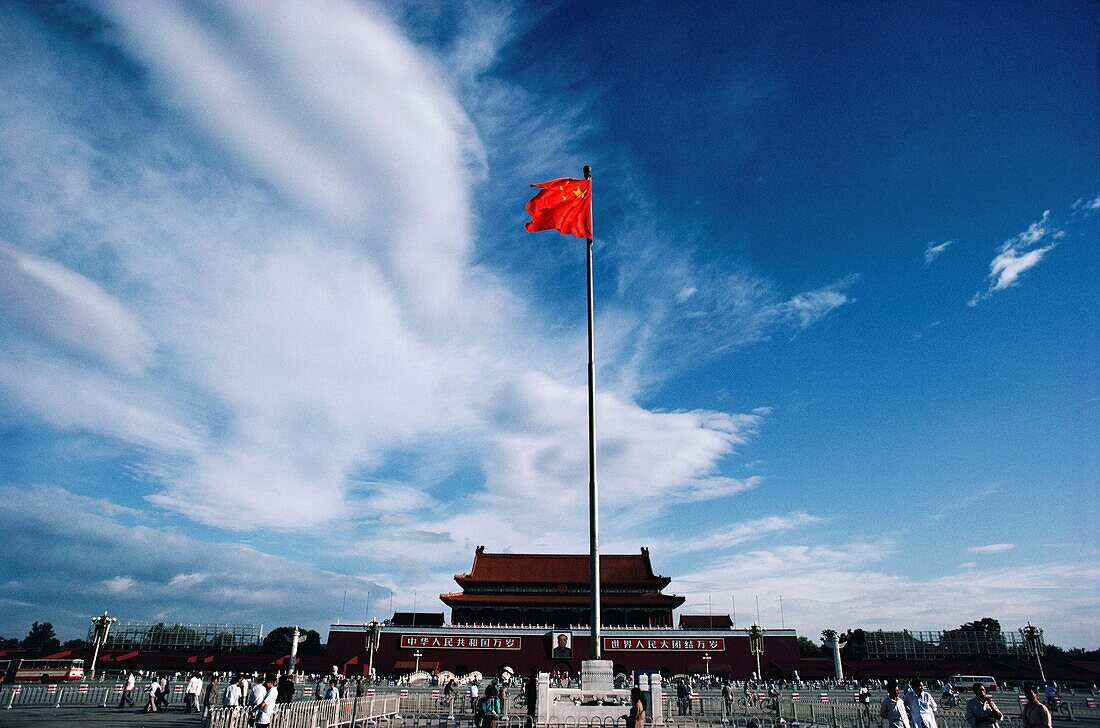 Flagge flattert am Tiananmen-Platz, Halle der höchsten Harmonie, Verbotene Stadt, Peking, China