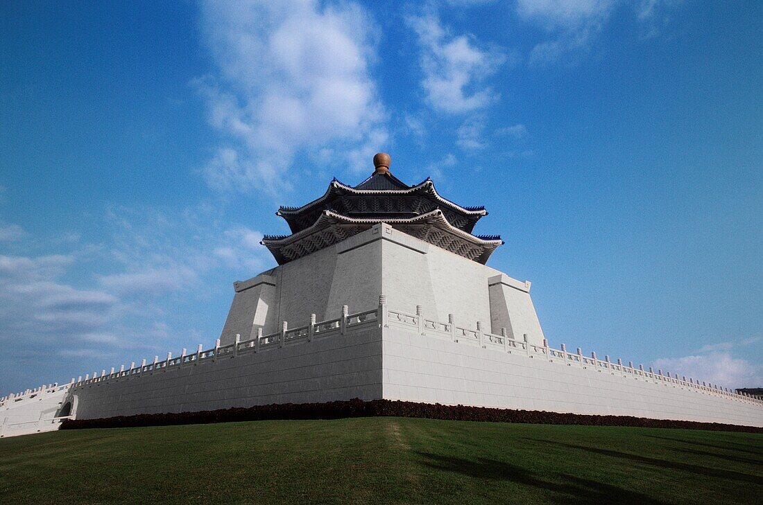 Niedrigen Winkel Blick auf ein Denkmal, Chiang Kaishek Memorial Hall, Taipei, Taiwan