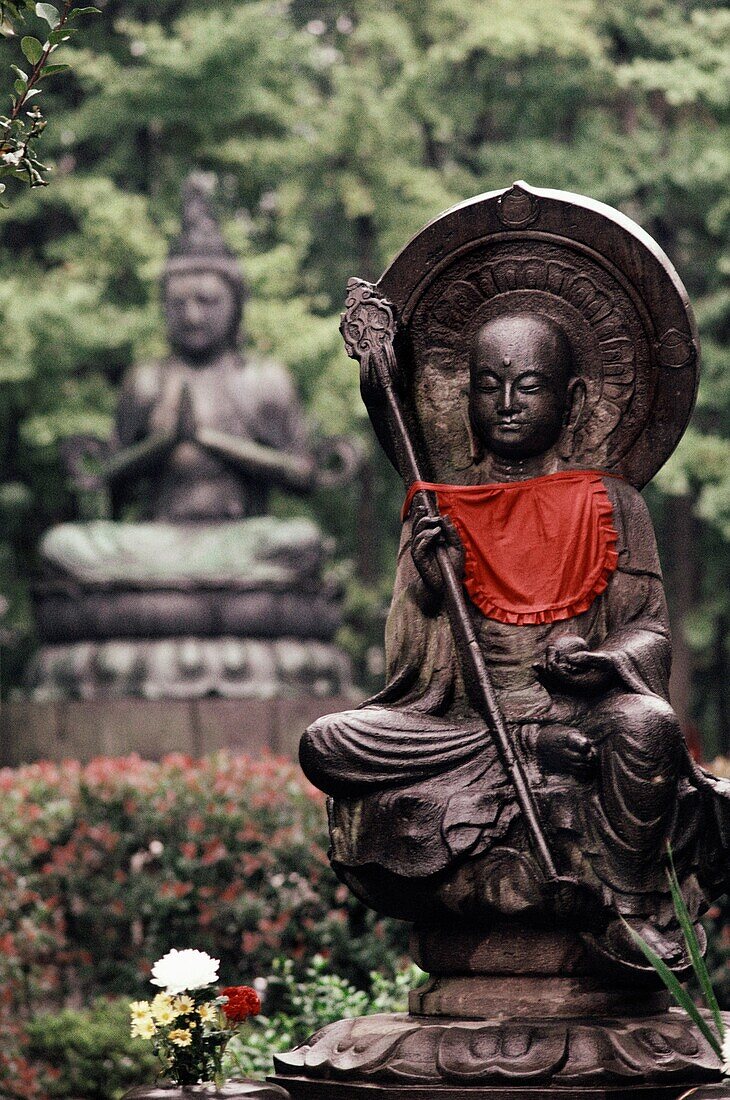 Buddha-Statue im japanischen Garten, Tokio, Japan