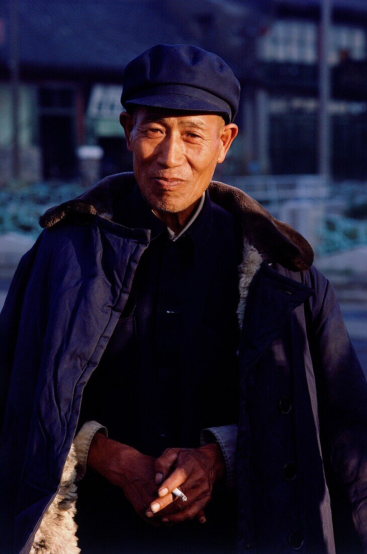 Porträt eines älteren chinesischen Mannes mit einer Zigarette, Datong, China