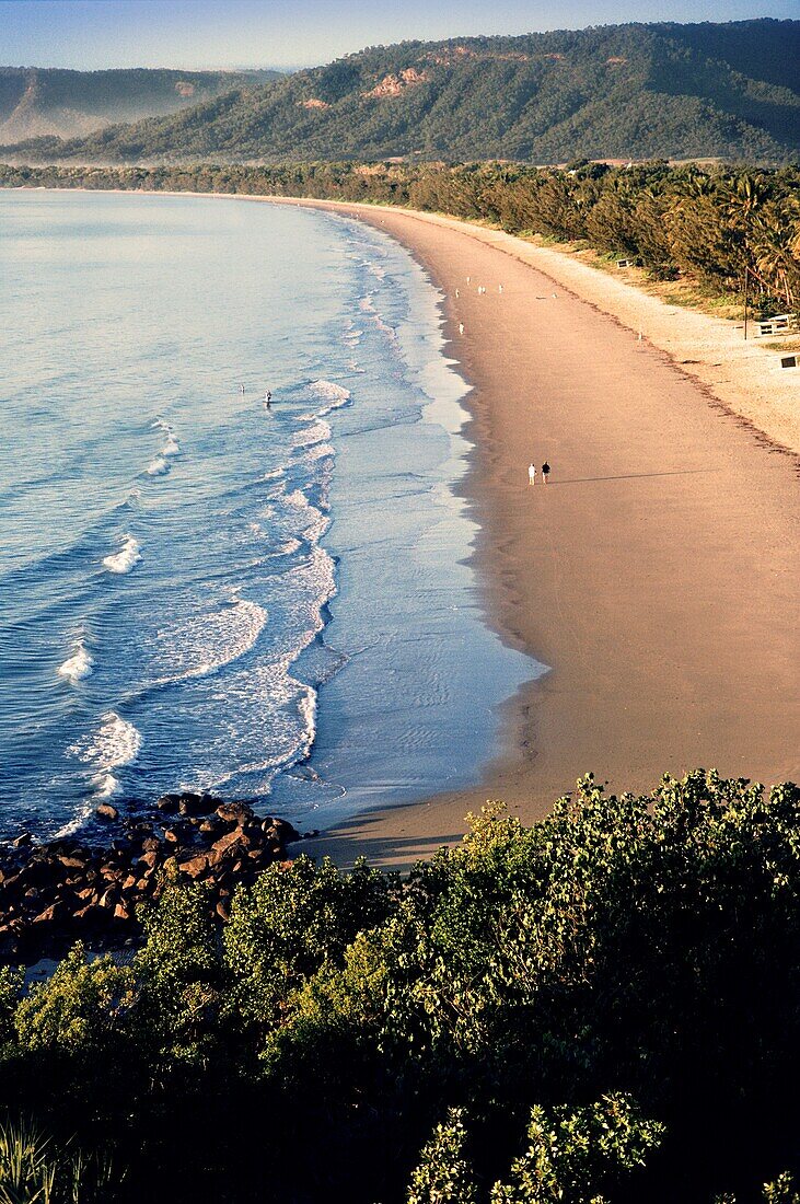 Paar zu Fuß am Strand, Port Douglas, Queensland, Australien