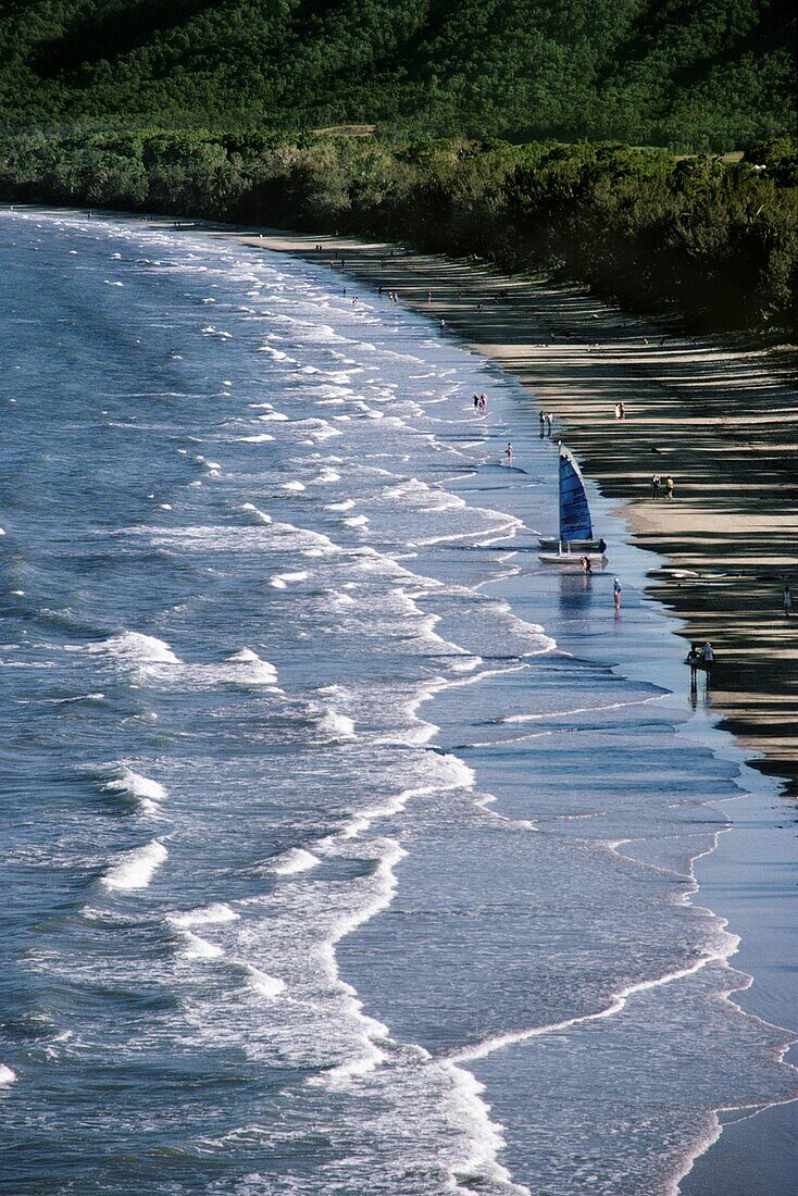 Katamaran am Strand, Port Douglas, Queensland, Australien
