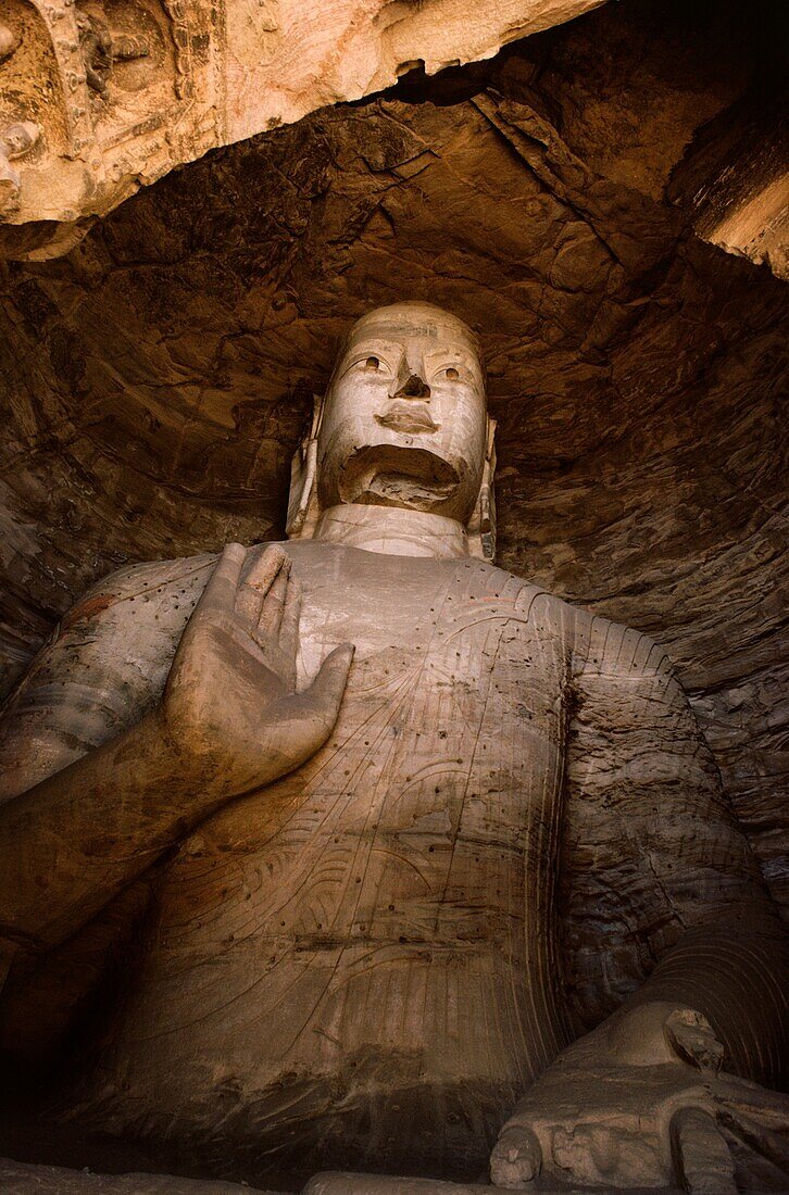Untersicht einer Buddha-Statue in einer Höhle, Yungang Buddhist Caves, Datong, China