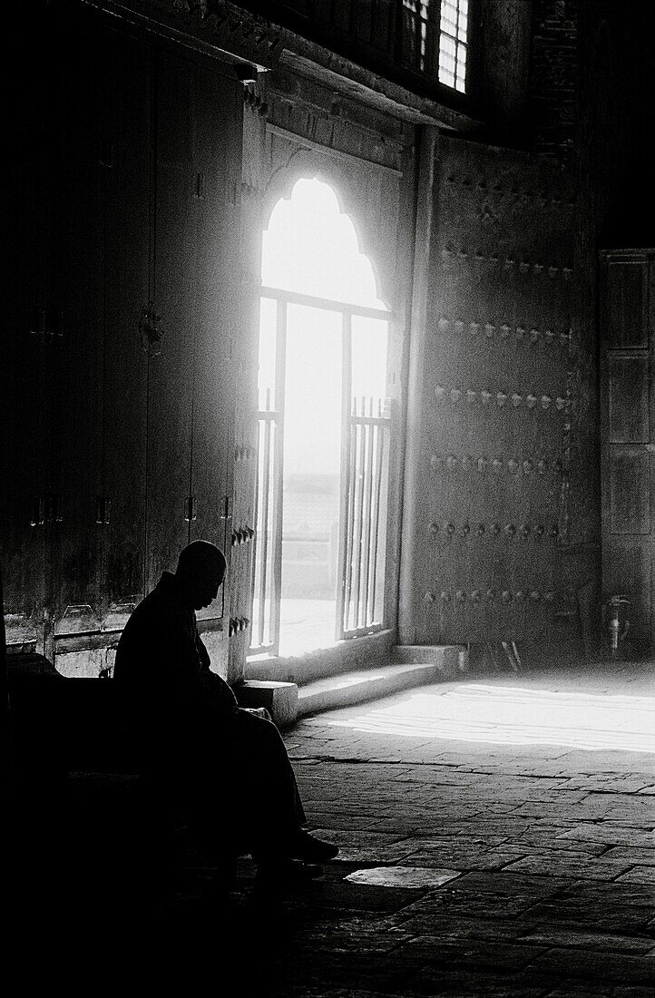 Silhouette eines buddhistischen Mönchs in einem dunklen Tempel, Datong, China