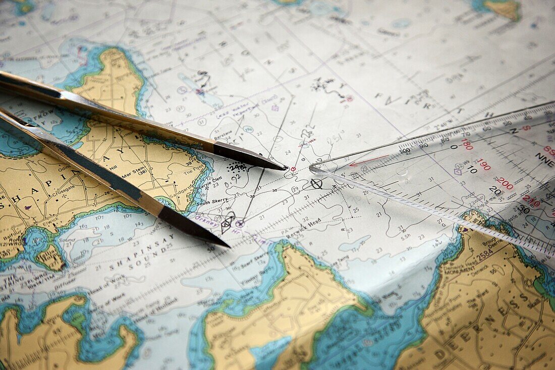 Kompass und Lineal ruhen auf einer Karte der Insel Shapinsay und der Halbinsel Deerness der Orkney-Inseln vor der Küste Schottlands