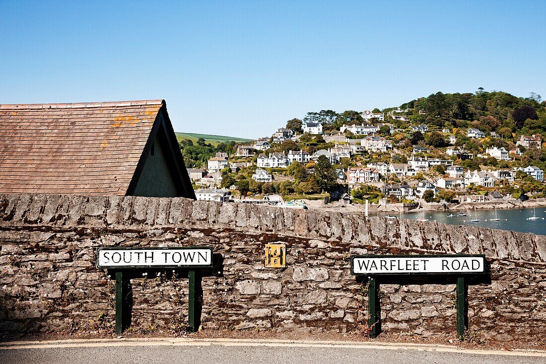 Brücke über den Fluss Dart mit Schildern nach South Town und Warfleet Road, Dartmouth, Devon, England