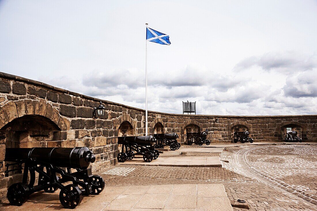Kanonen in Richtung Stadt entlang der Zinnenmauern des Edinburgh Castle, Edinburgh, Schottland
