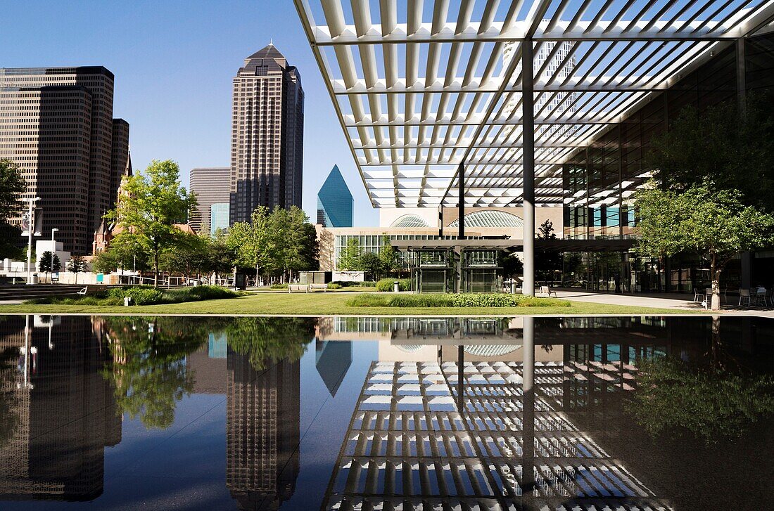 USA, Texas, Dallas, Fountain Place Gebäude im Sammons Park außerhalb von Winspear Opera House