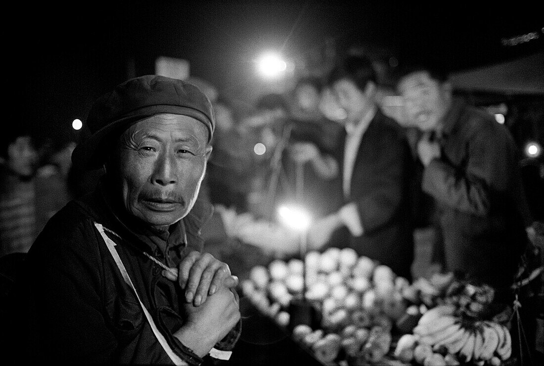 China, Hong Kong, Porträt eines älteren Mannes am Nachtmarkt