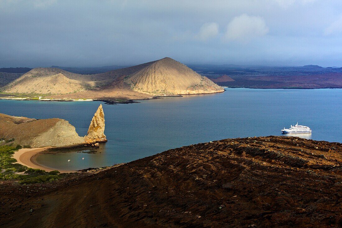 Ecuador, Galapagos Islands, Bartolome Island, Ship sailing towards Pinnacle Rock