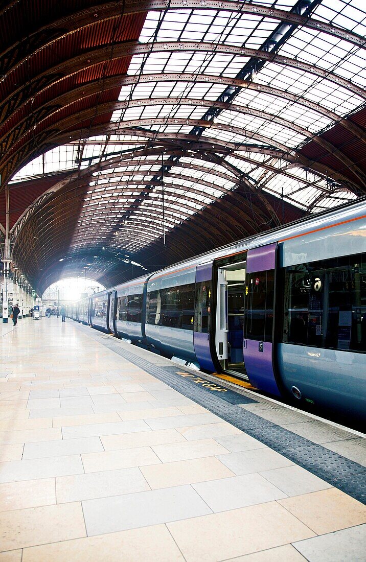 Zug am Bahnhof London Paddington, London, England