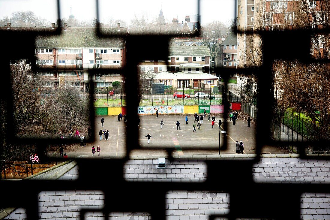 Stadt betrachtet durch aus einem Fenster des Town Hall Hotel, London, England