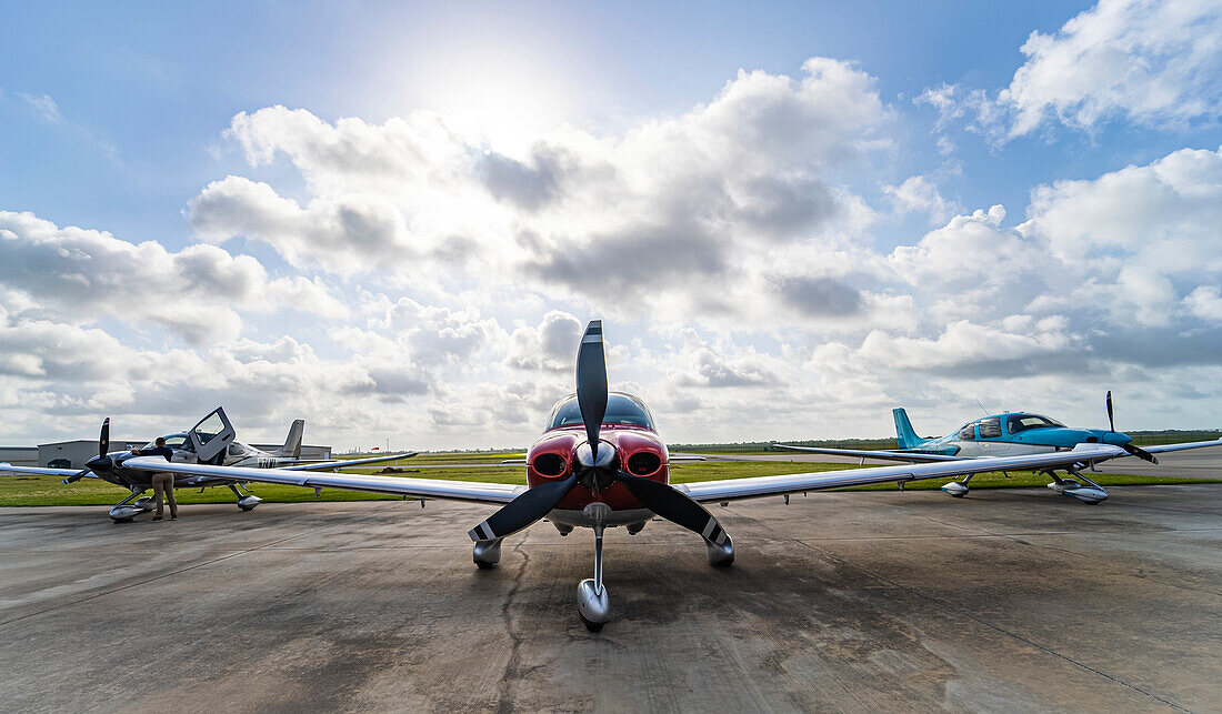 Drei Propellerflugzeuge auf dem Flugplatz am Houston Executive Airport an einem sonnigen Sommertag