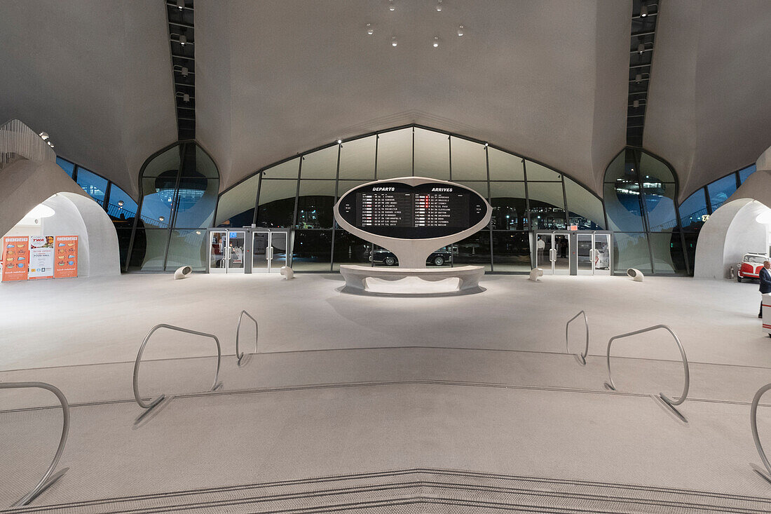Lobby des von Eero Saarinen entworfenen TWA-Hotels am JFK-Flughafen, nachts aufgenommen