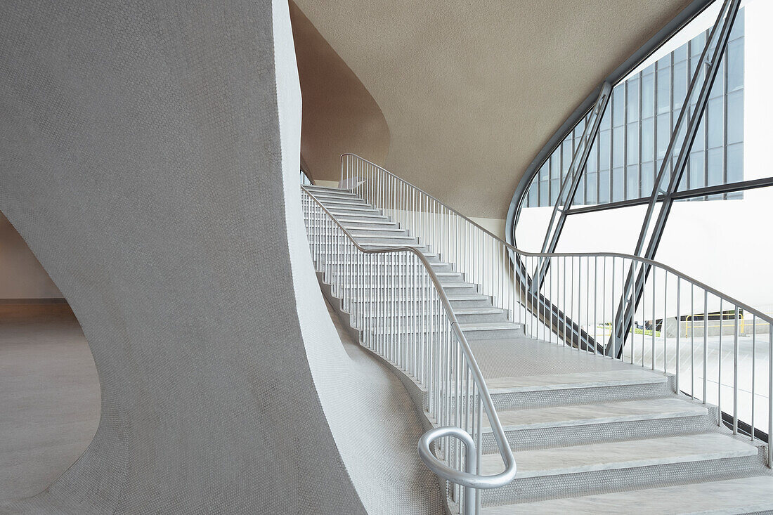 Treppe im TWA-Hotel, entworfen von Eero Saarinen am Flughafen JFK