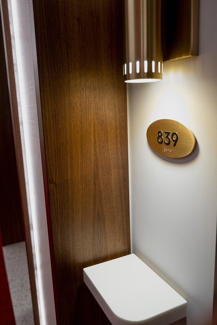 Zimmernummer eines Hotels.