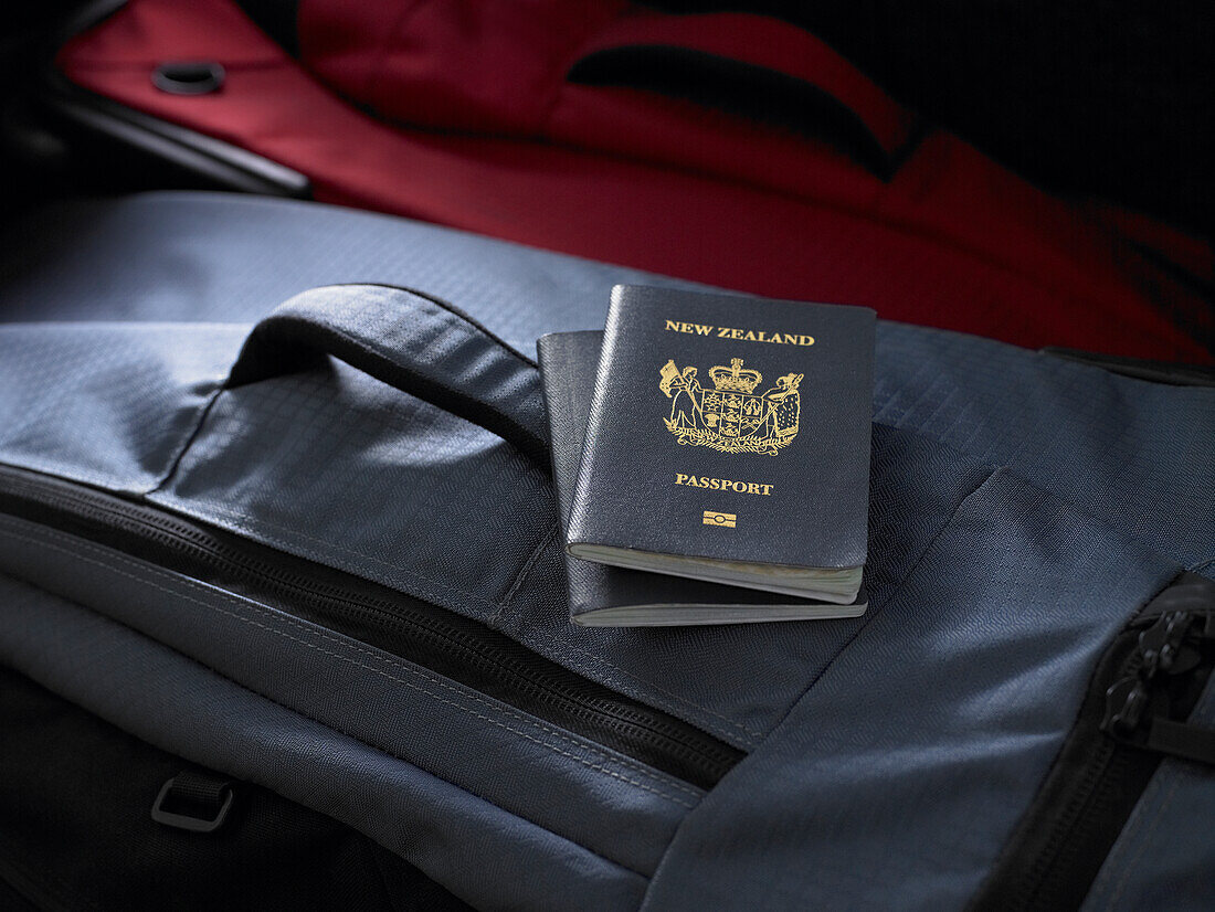 Reisepässe und Reisetaschen bereit für Auslandsreisen
