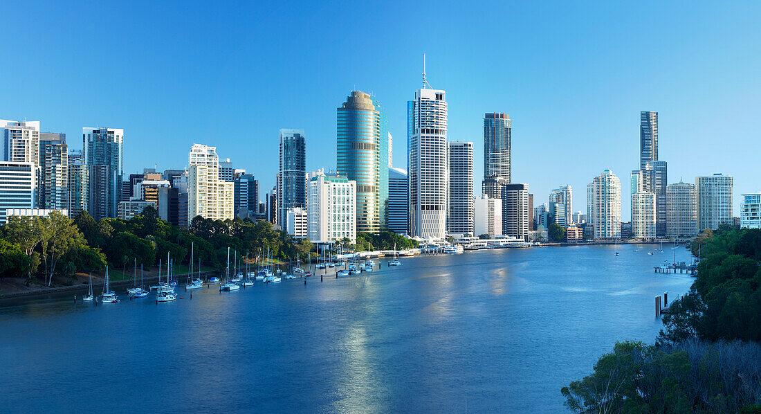 Blick auf Hochhäuser am Brisbane River vom Kangaroo Point aus