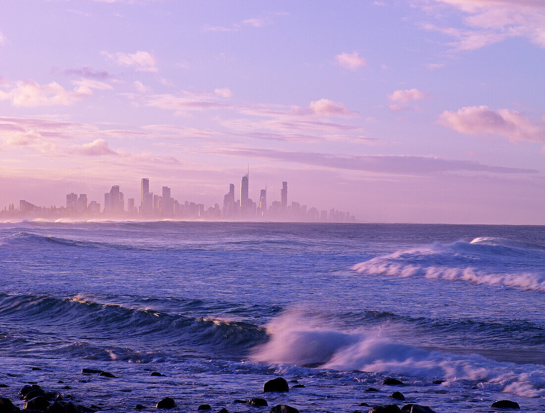 Blick über die Wellen und das Meer auf die Skyline von Surfers Paradise