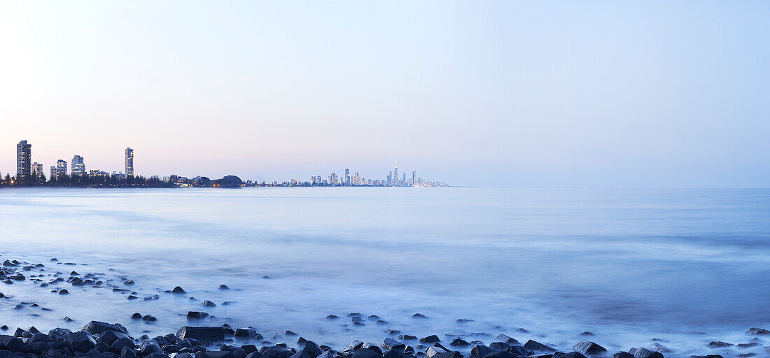 Panoramablick auf die Küste von Burleigh Heads bis Surfers Paradise