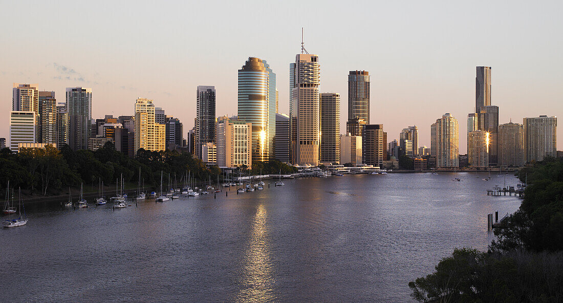 Blick über den Brisbane River zu den Hochhäusern im Stadtzentrum von Brisbane am späten Nachmittag