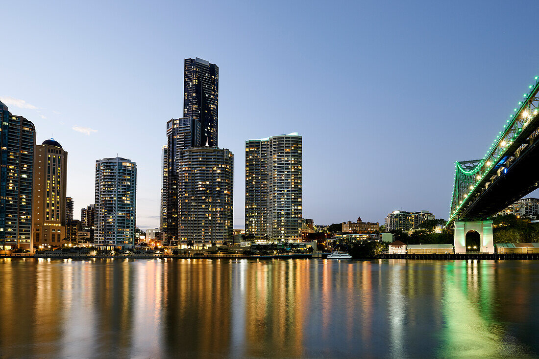 Blick von Southbank über den Brisbane River in Brisbane City bei Nacht