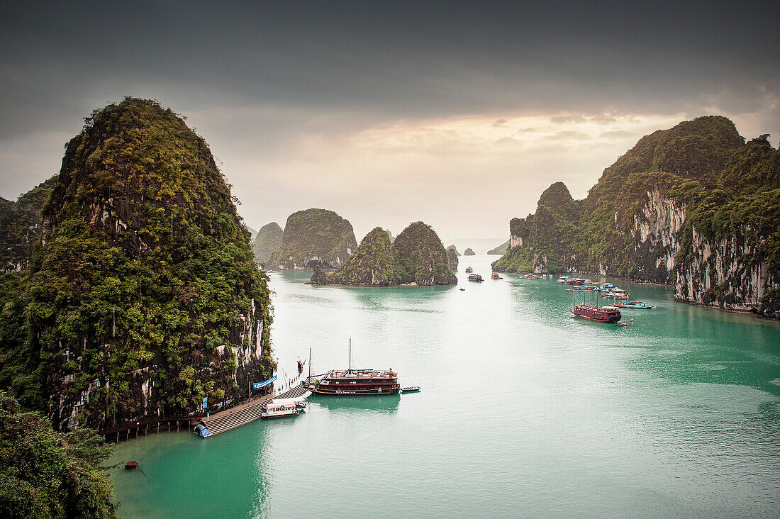 Junks in Halong Bay (Vinh Ha Long), Gulf of Tonkin, Quang Ninh, Vietnam, Southeast Asia, UNESCO World Heritage