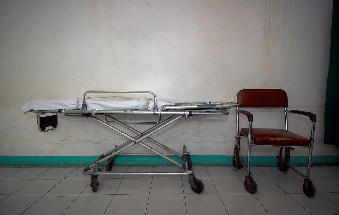 Leeres Krankenhausbett und Rollstuhl im Korridor des Krankenhauses auf den Philippinen