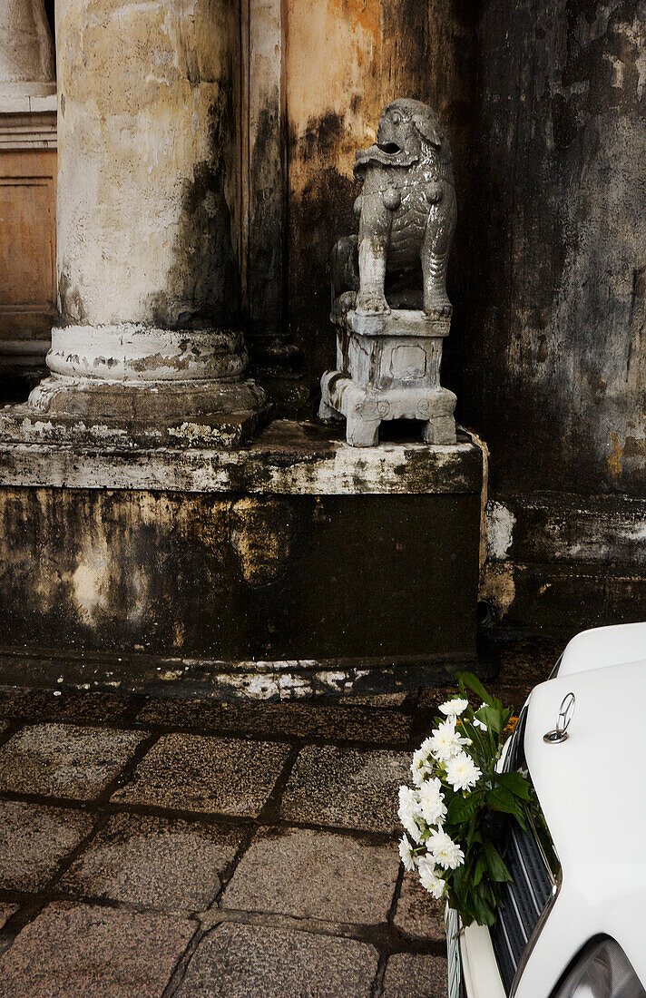 Hochzeitsauto vor dem Haupteingang der Kirche San Agustin - Philippinen geparkt