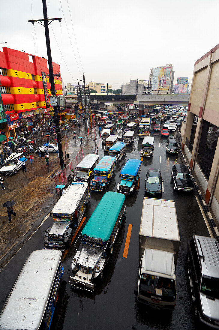 Vier Fahrspuren in den Straßen von Manila City - Philippinen