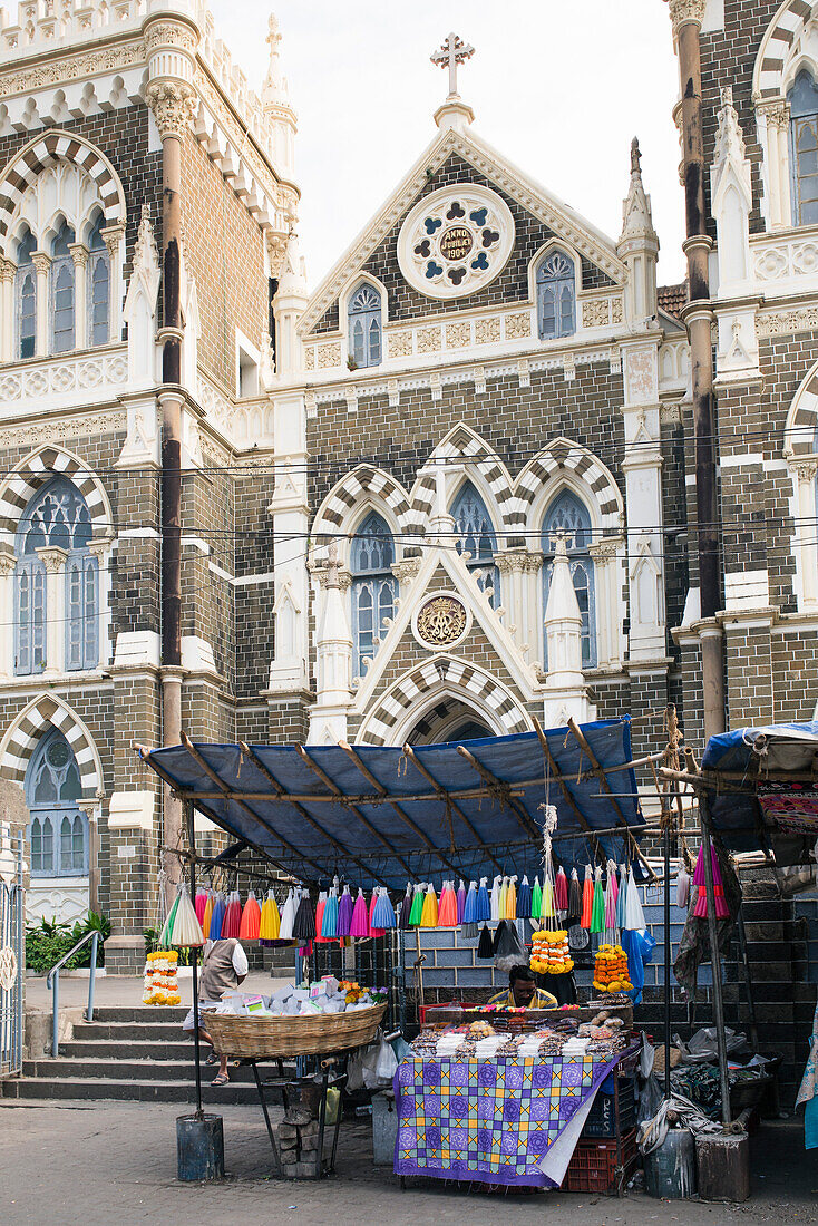 Verkaufsstand an den Stufen der katholischen Kirche Mount Mary in Mumbai
