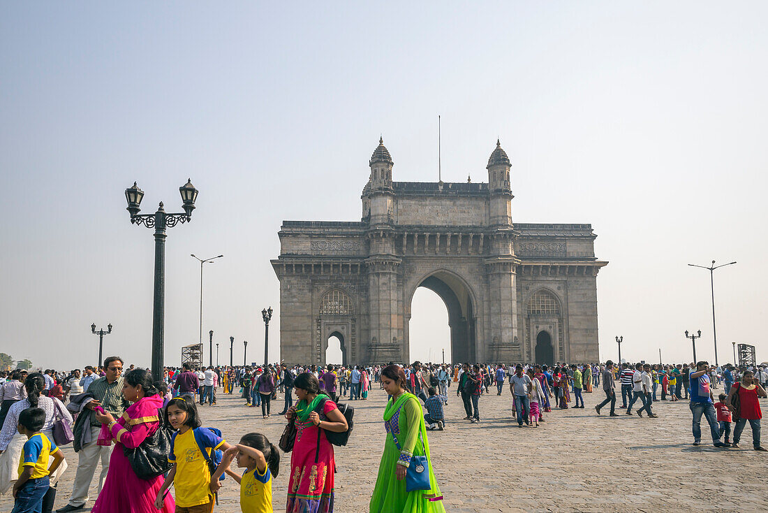 Menschen rund um den Steinbogen des Gateway of India, der 1924 zum Gedenken an die Landung von König George V am Ufer des Arabischen Meeres fertiggestellt wurde