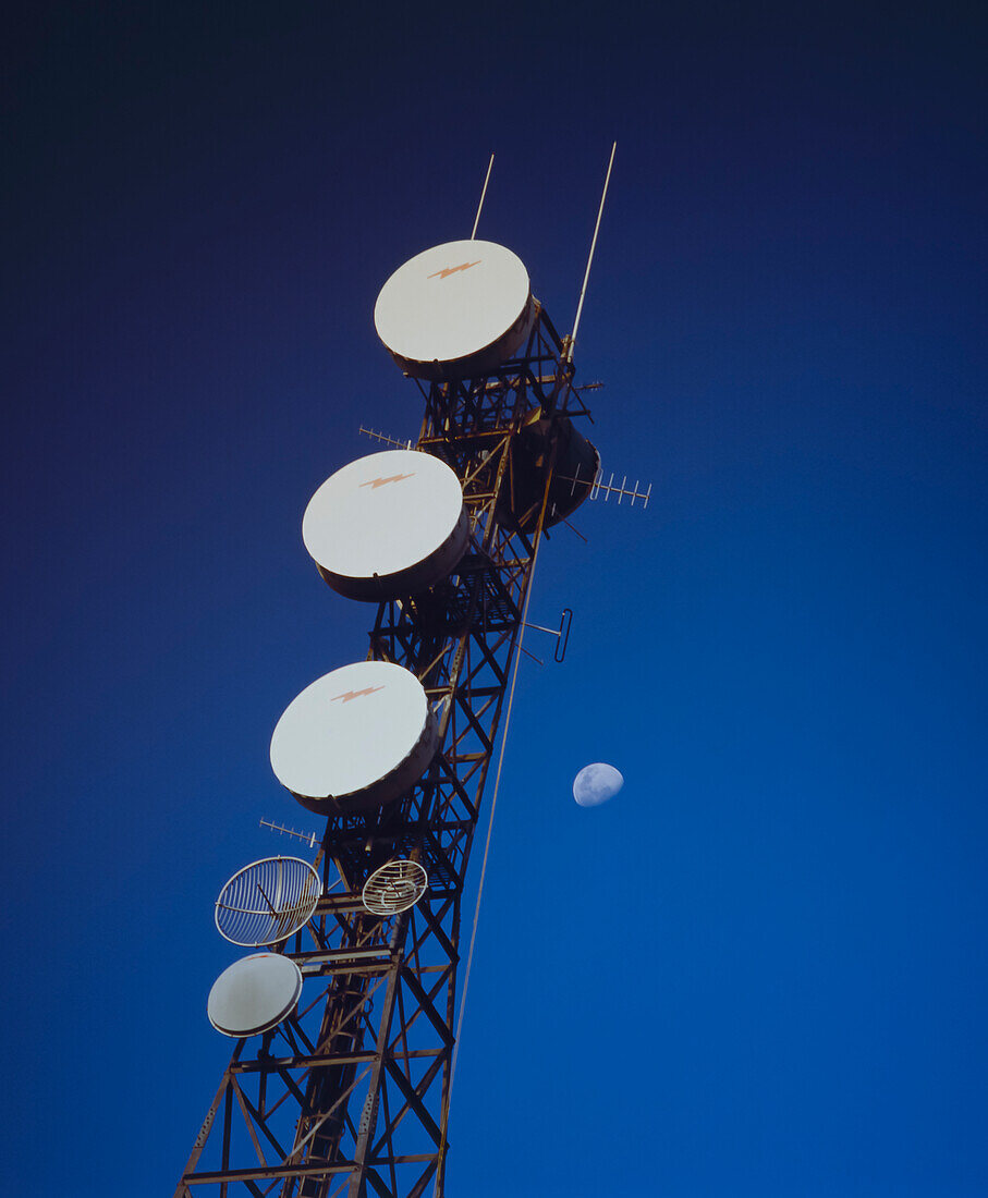 Telekommunikations-Sendeturm gegen blauen Himmel